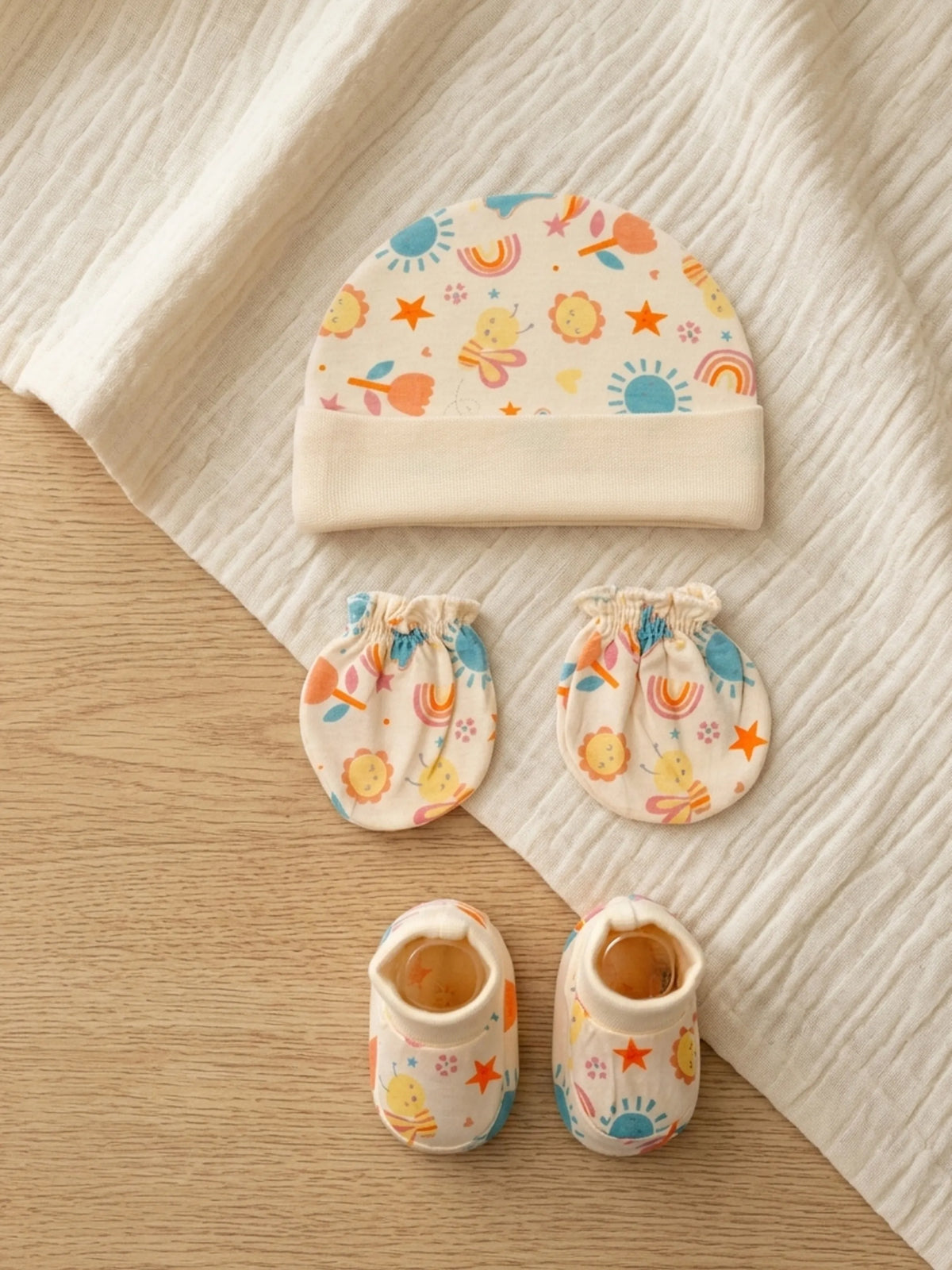 Newborn Cap, Mittens & Booties Set – Cream Print