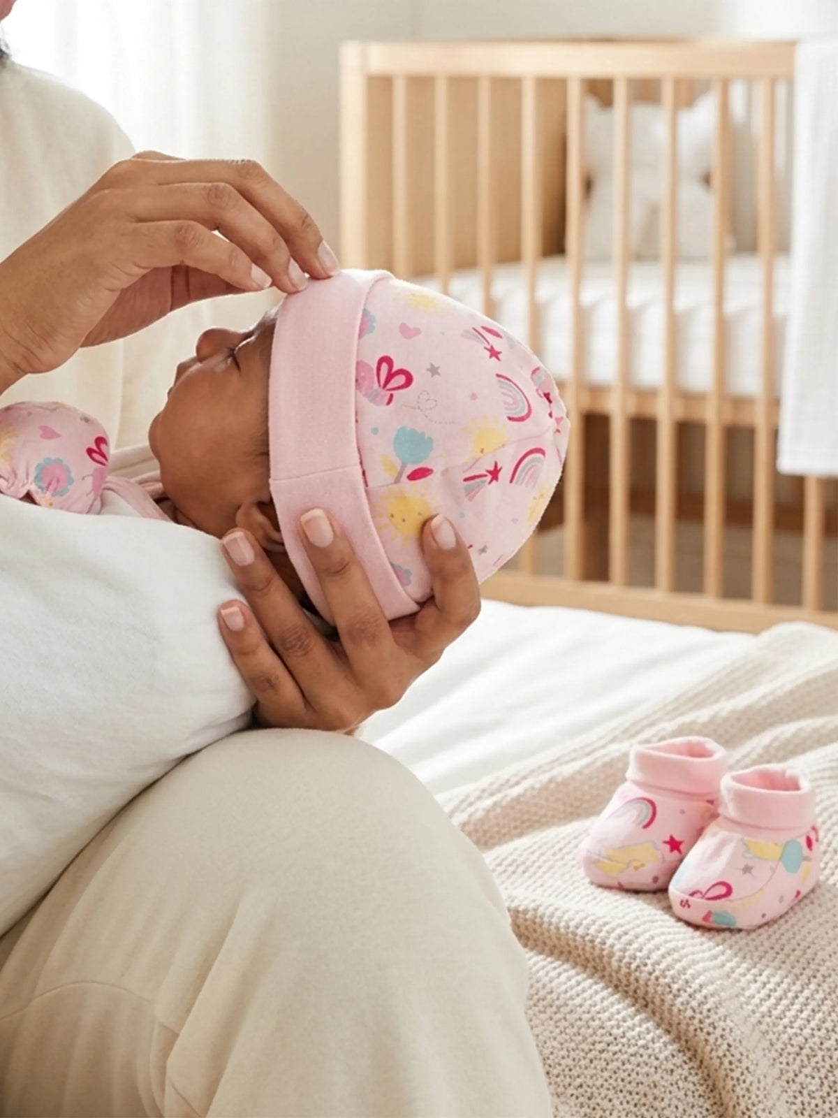 Newborn Cap, Mittens & Booties Set – Pink Print