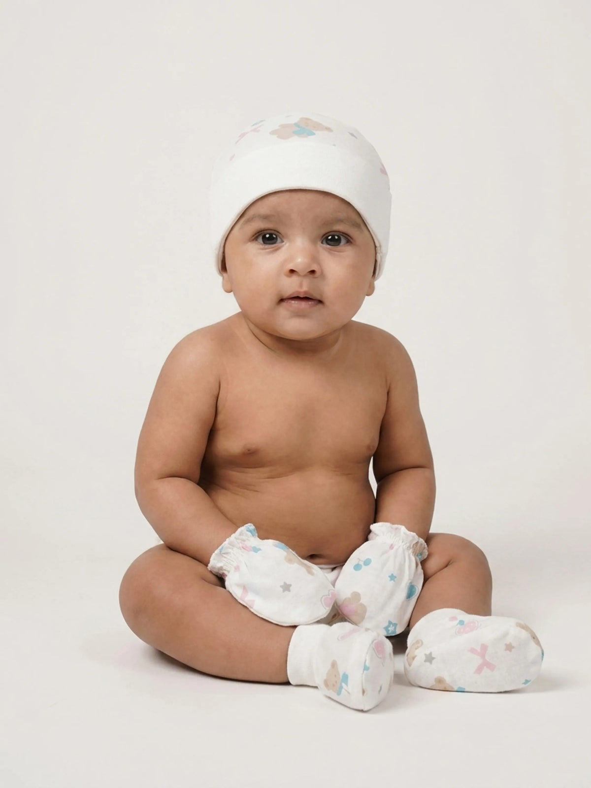Newborn Cap, Mittens & Booties Set – White Print