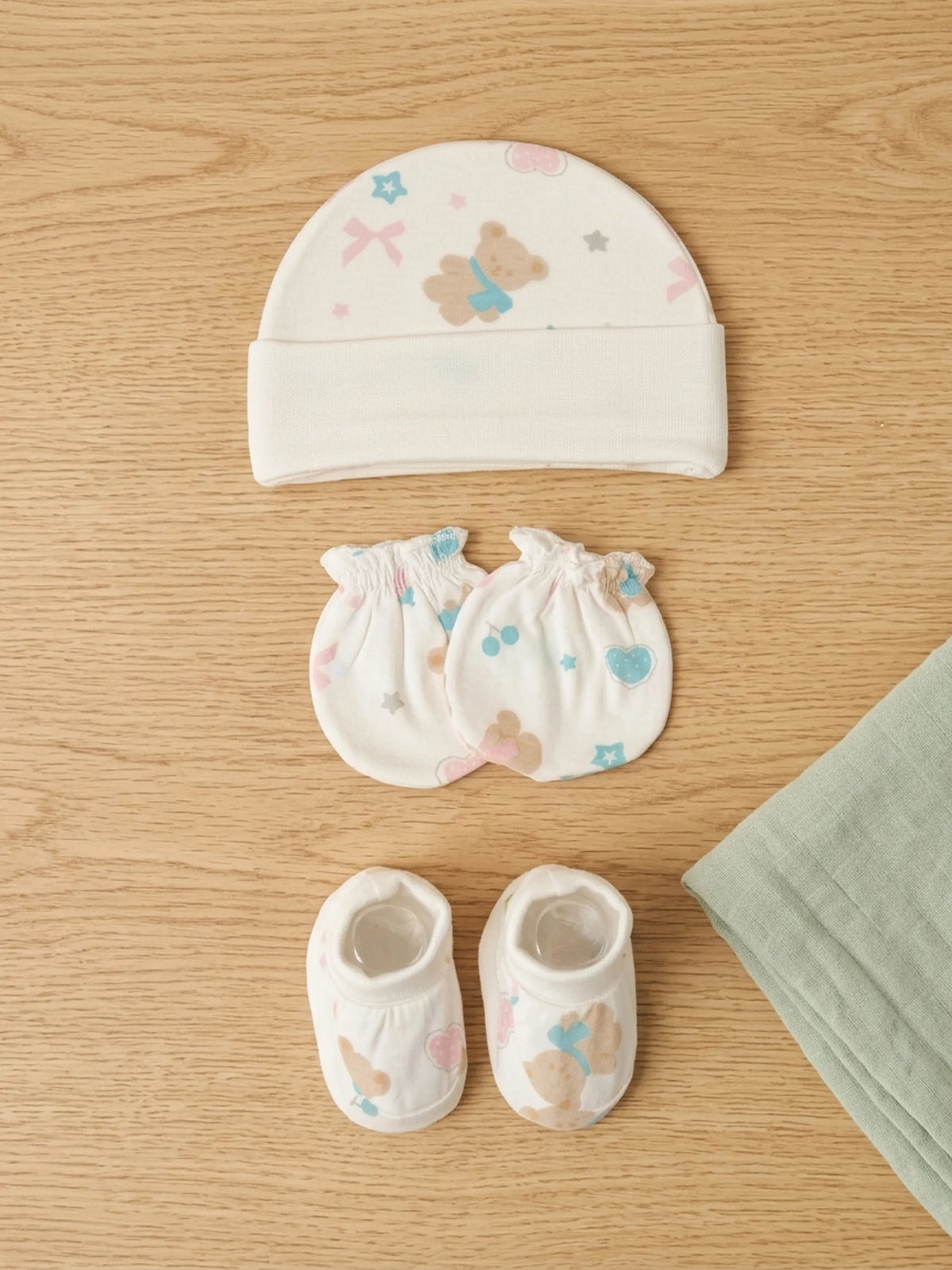 Newborn Cap, Mittens & Booties Set – White Print